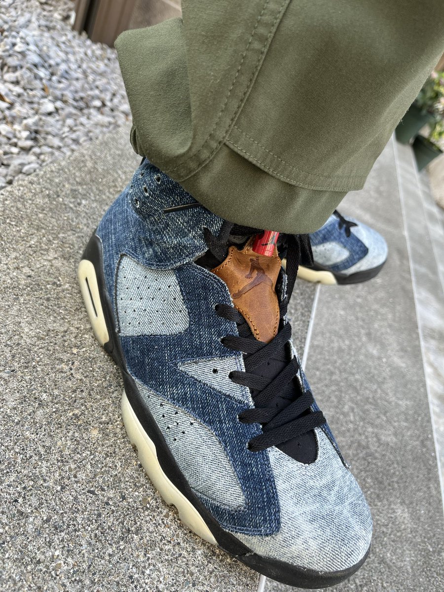 batmanyosuke's tweet photo. Today's Sneaker.

何気に目立つ。そして合わせるのが楽しい一足。

#aj #airjordan #aj6 #airjordan6 #airjordan6denim #denim #WashedDenim #AIRJORDAN6WashedDenim #NIKE #ジョーダン #エアジョーダン #ジョーダン6 #エアジョーダン6 #デニム　#エアジョーダン6デニム #ナイキ https://t.co/1lGGzo1xpT