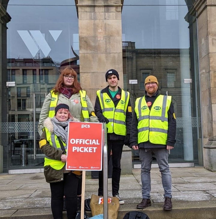 kari_di's tweet image. Picket line at Creative Scotland this morning. CS PCS colleagues at Edinburgh &amp;amp; Glasgow rallies later. Solidarity with all striking workers today! @PCS_Scotland  #PCSonStrike