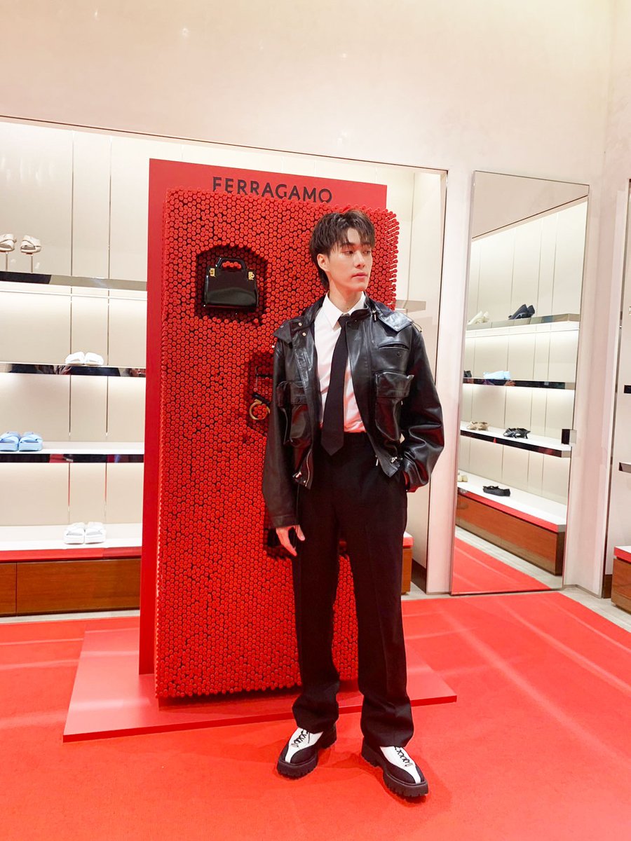 GMMTV's tweet photo. "นานิ-หิรัญกฤษฎิ์" กับภาพบรรยากาศเข้าร่วมงาน Ferragamo Spring Summer 2023 Even ณ ประเทศมาเลเซีย โดยมีแฟนๆ มารอต้อนรับอย่างอบอุ่น 

#FERRAGAMO
#FERRAGMOSS23 https://t.co/6lYwuS9iZg