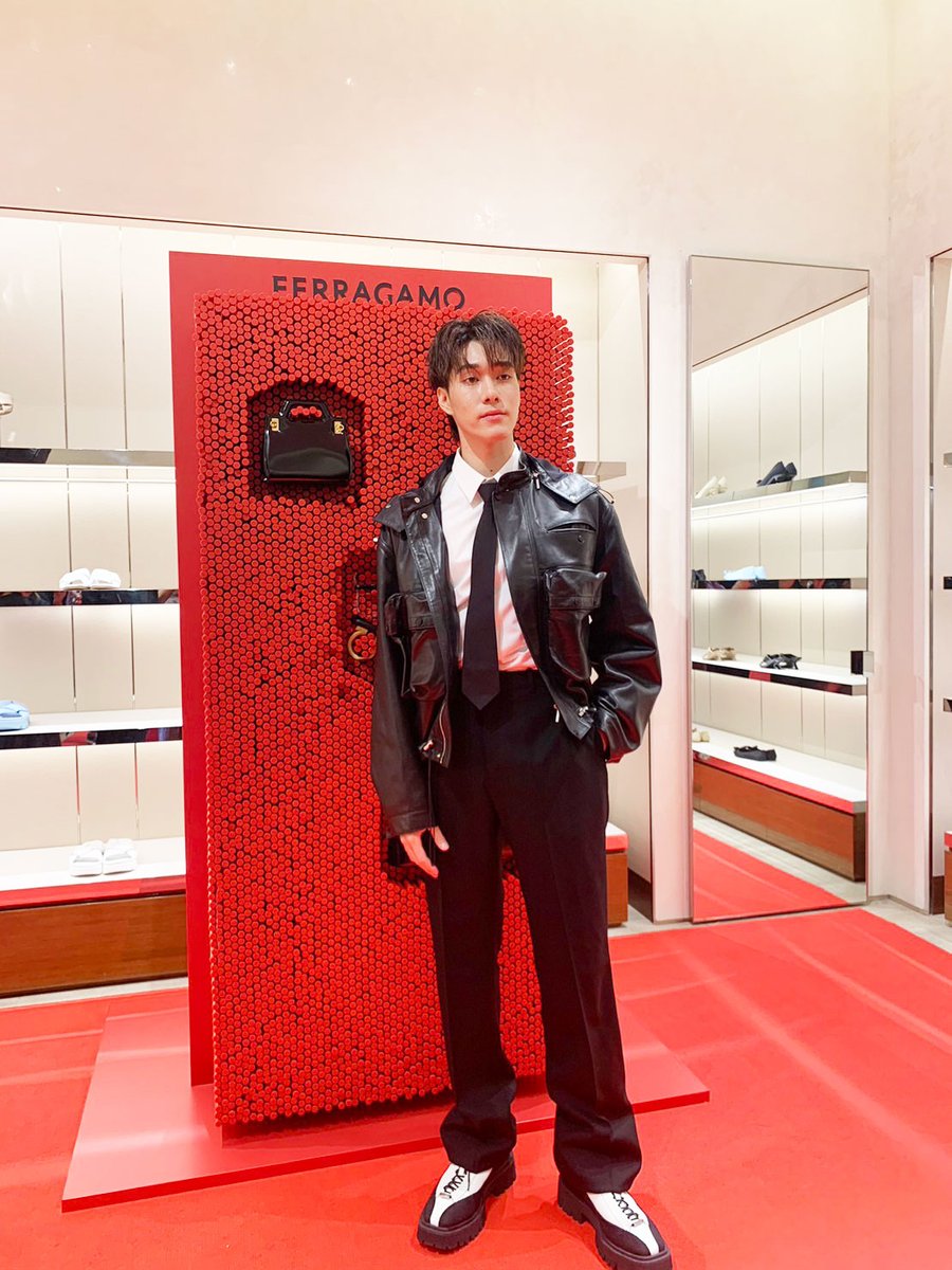 GMMTV's tweet photo. "นานิ-หิรัญกฤษฎิ์" กับภาพบรรยากาศเข้าร่วมงาน Ferragamo Spring Summer 2023 Even ณ ประเทศมาเลเซีย โดยมีแฟนๆ มารอต้อนรับอย่างอบอุ่น 

#FERRAGAMO
#FERRAGMOSS23 https://t.co/6lYwuS9iZg