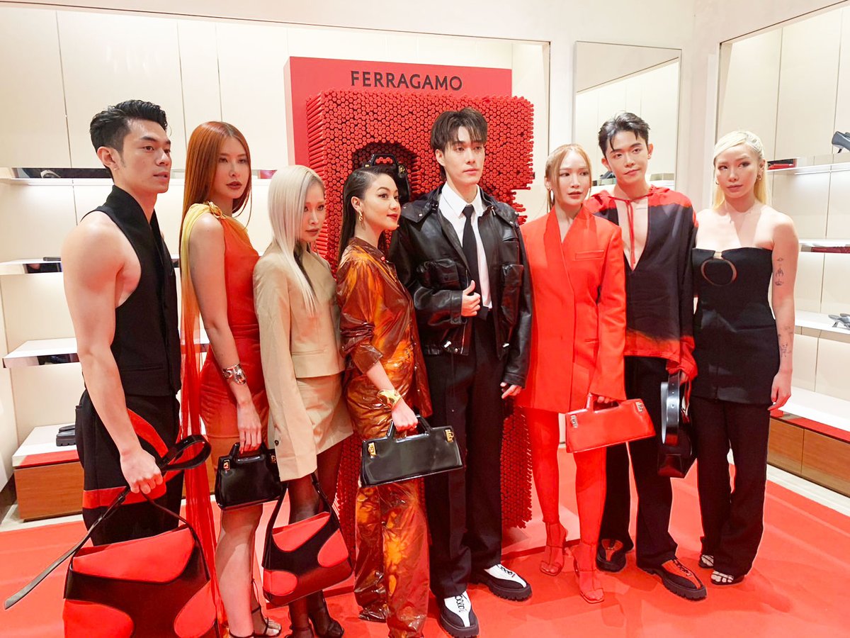 GMMTV's tweet photo. "นานิ-หิรัญกฤษฎิ์" กับภาพบรรยากาศเข้าร่วมงาน Ferragamo Spring Summer 2023 Even ณ ประเทศมาเลเซีย โดยมีแฟนๆ มารอต้อนรับอย่างอบอุ่น 

#FERRAGAMO
#FERRAGMOSS23 https://t.co/6lYwuS9iZg