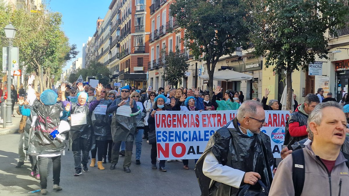Hoy en un reunión comité de huelga de hospitalaria, las calles vuelven a llenarse de médicos de familia y pediatras, con un recuerdo a la carencia de EPI hace tres años y un recuerdo a todos los fallecidos. 
#YoApoyoAPrimaria
#YoApoyoAHospitalaria