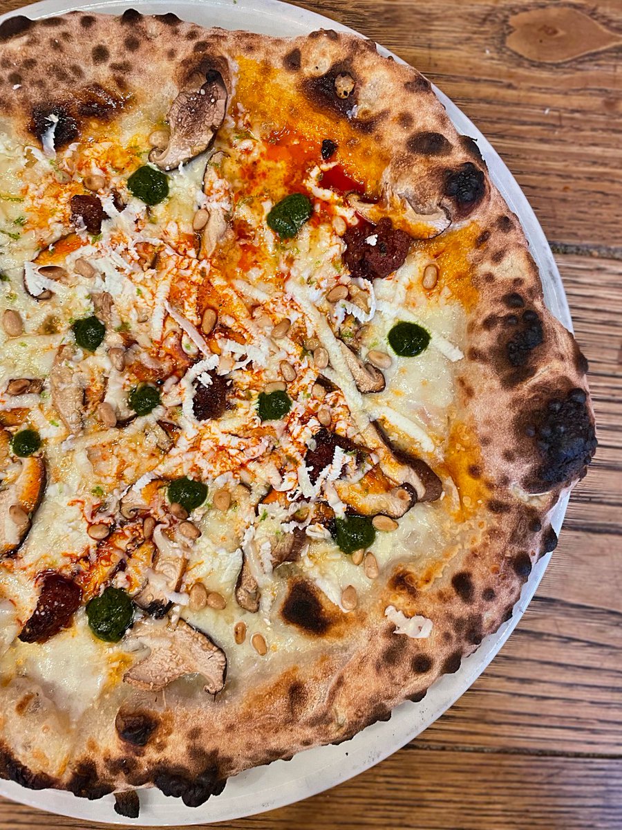 ¿Una pizza elaborada por inteligencia artificial? ¡Así es! En #CanPizza han lanzado una pizza elaborada por ellos y otra por IA. Ambas podrán degustarse en sus locales durante el mes de marzo y ser el público quien dedica cuál es la ganadora de este reto. ¿Te atreves con ello?