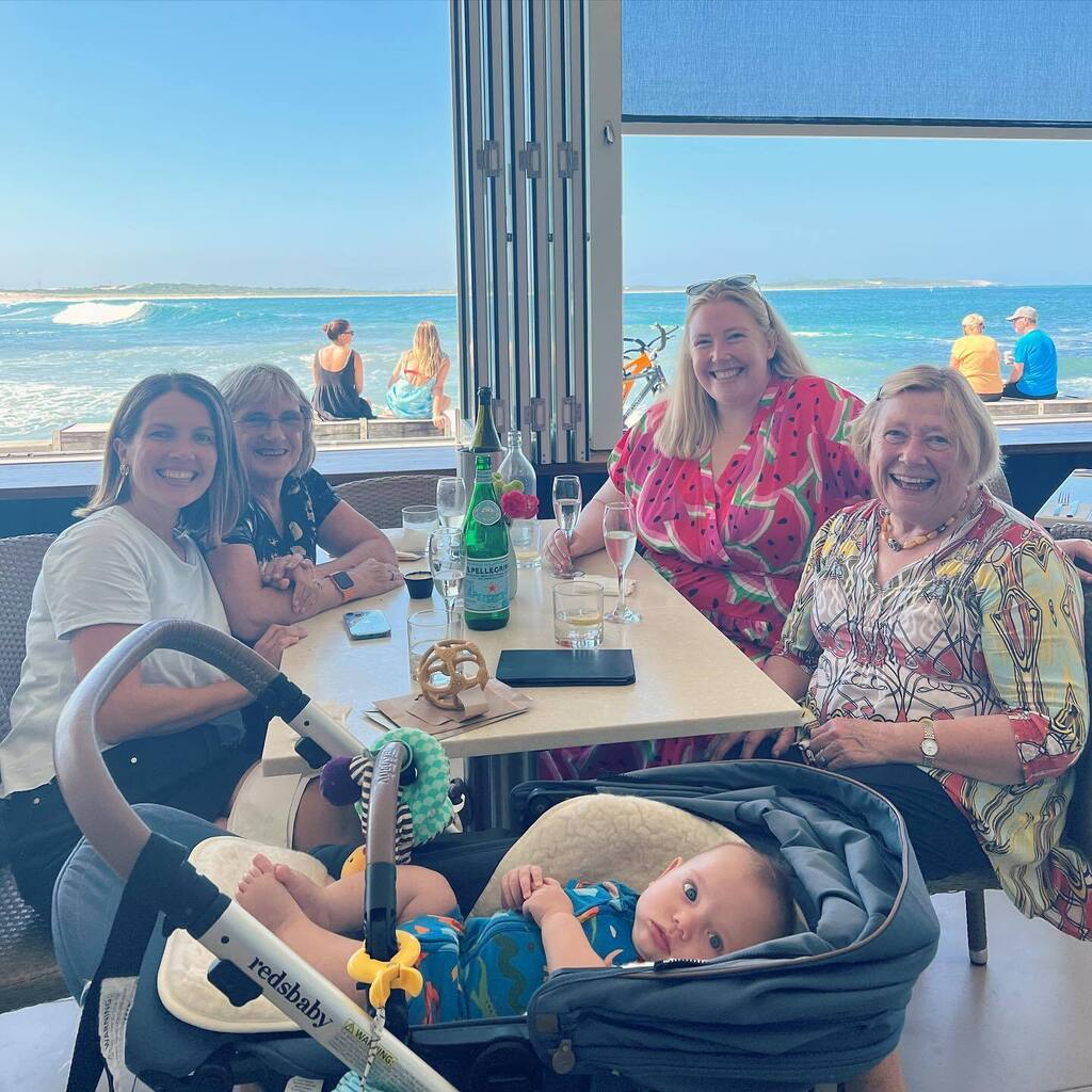 izzyerskine's tweet photo. Such a lovely day for lunch with our mama’s &amp; little Hugo in Cronulla today ☀️💖 https://t.co/BNjEMiWAa5 https://t.co/44TmfBYkY4