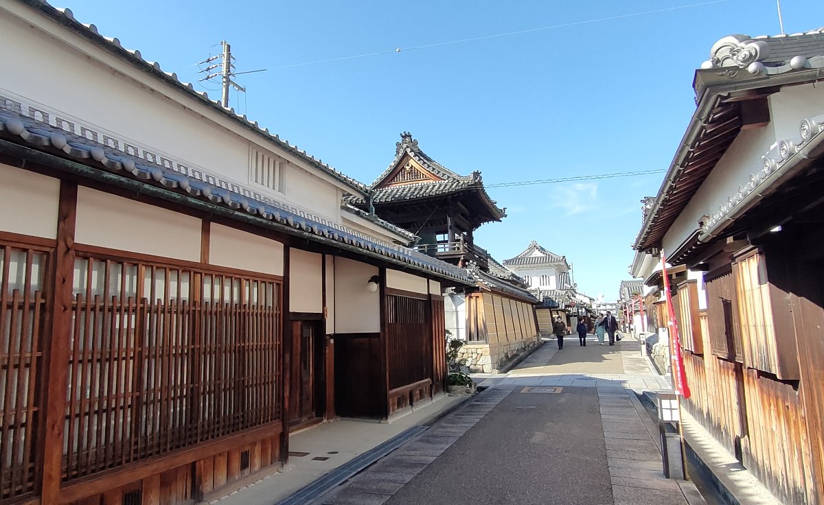 bixxisjapan's tweet photo. 大阪にもある林重要伝統的建造物群保存地区(町並み保存地区)
富田林・寺内町にPATHOSで行ってみました😀
古い木造家屋の風合いにしっかり溶け込む、落ち着いた雰囲気のPATHOSレザーエディション SECONDA PELLEです😊
#いつかはBIXXIS
#bixxis
#bixxisjapan
#pathos
#handmadebicycles
#titaniumbike https://t.co/UtvhkWd195