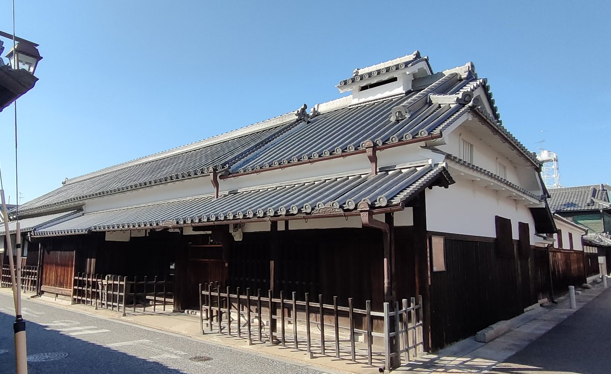 bixxisjapan's tweet photo. 大阪にもある林重要伝統的建造物群保存地区(町並み保存地区)
富田林・寺内町にPATHOSで行ってみました😀
古い木造家屋の風合いにしっかり溶け込む、落ち着いた雰囲気のPATHOSレザーエディション SECONDA PELLEです😊
#いつかはBIXXIS
#bixxis
#bixxisjapan
#pathos
#handmadebicycles
#titaniumbike https://t.co/UtvhkWd195