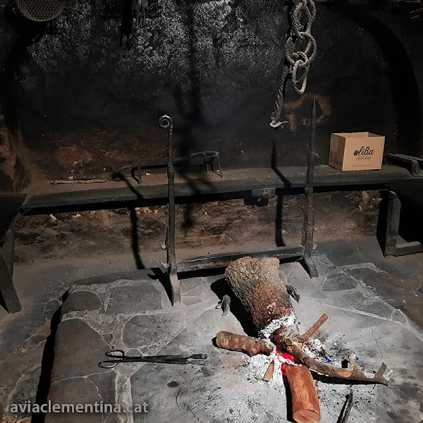 Avia_Clementina's tweet photo. Sabeu què és un foc de rogle?
A la Vall de Barcedana, en tenim un a @_CasaRoca !
#SantMartíDeBarcedana #VallDeBarcedana #ConcaDeTremp #Montsec #PallarsJussà #Pallars #Lleida #foc #rogle #tradició #Turisme #Rural
Al bloc de l'àvia → https://t.co/e8O6IspOSx https://t.co/JOiVB5QGyw