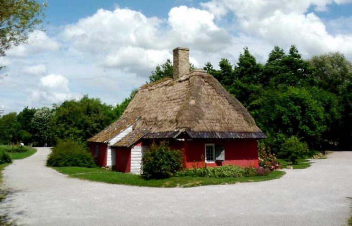 AsMoniqueTeneur's tweet photo. La chaumière de Killem-Lynde, premier sauvetage de l’Association. Menacée d’être détruite frappé d'alignement, elle est à l’origine même du projet de Musée de Plein Air. Située entre deux routes, elle a été remontée comme telle sur le site du Musée https://t.co/uJqcgYBc7W