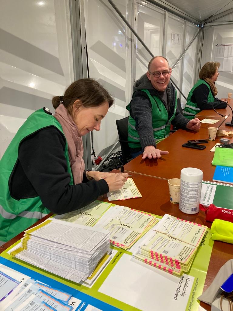 PetradeGroene's tweet photo. Vanaf 6.30 is het stembureau op Rotterdam Centraal al open. We blijven graag bezig! https://t.co/UI016bYJjh