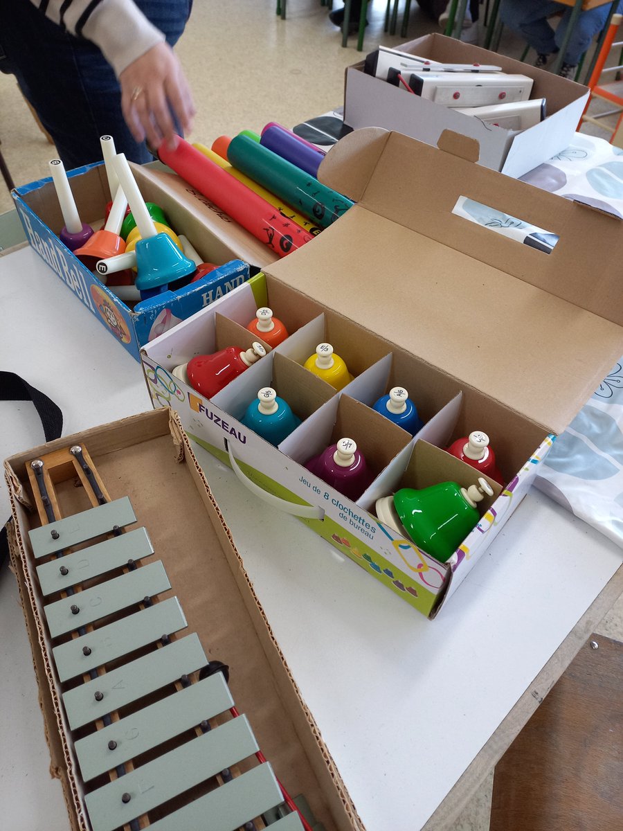 Cely Dominique (@celydominique) on Twitter photo Animation pédagogique à Gray ce matin sur le thème des oiseaux. Quand les pratiques artistiques et les sciences s'enrichissent mutuellement, au service des apprentissages. <a href="/FerrandGiliane/">FERRAND</a> <a href="/NicolasTribout/">Nicolas Tribout</a> <a href="/DSDEN70/">DSDEN de la Haute-Saône</a> <a href="/LucieLamay/">Lucie Lamay</a> Animation pédagogique à Gray ce matin sur le thème des oiseaux. Quand les pratiques artistiques et les sciences s'enrichissent mutuellement, au service des apprentissages. <a href="/FerrandGiliane/">FERRAND</a> <a href="/NicolasTribout/">Nicolas Tribout</a> <a href="/DSDEN70/">DSDEN de la Haute-Saône</a> <a href="/LucieLamay/">Lucie Lamay</a>