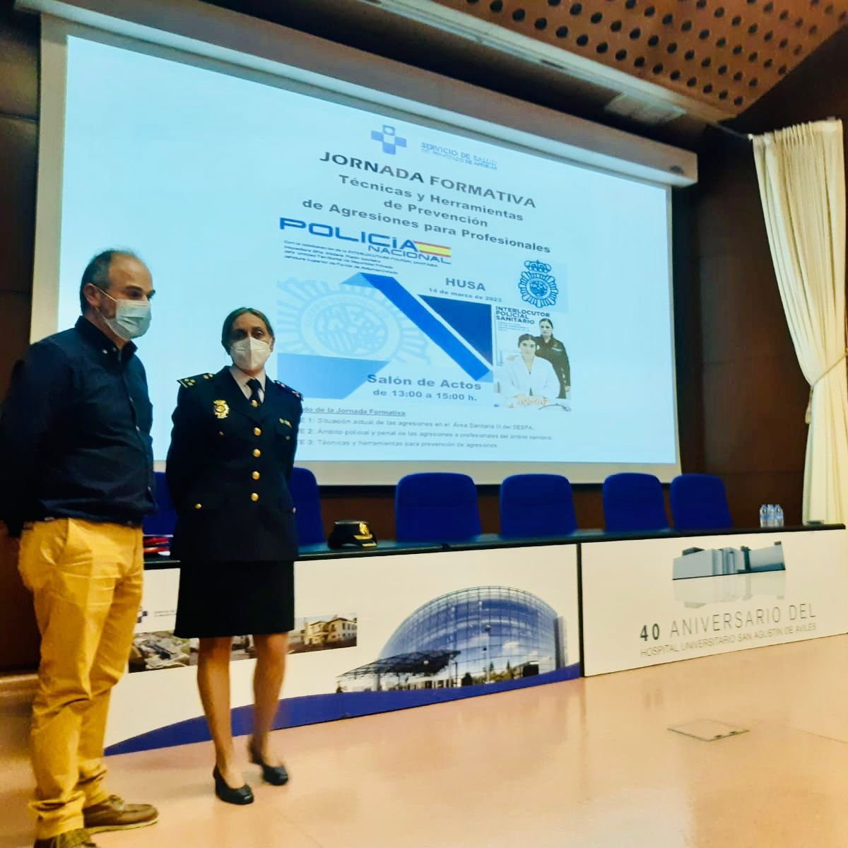astursalud's tweet photo. 👮🏻♀️La inspectora de @policia Bibiana Placín y el responsable del plan ante situaciones conflictivas del #Sespa Rodrigo Escribano han explicado a los profesionales del #AreaIII técnicas y herramientas para prevenir las agresiones 🏥#ToleranciaCero
📍 #HUSA (Avilés) https://t.co/wuCq304k38