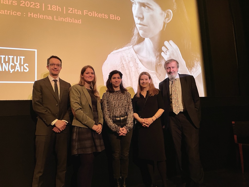 IF_Suede's tweet photo. Yesterday we had the great honor to welcome #ClaraDupontMonod to @ZitaFolketsBio! 🌟
The evening started with a moderated litterary discussion by journalist Helena Lindblad, followed by a Q&A session with the audience and lastly a book signing of #Sadapter. 📖✍️ https://t.co/8dsOuWWH4b