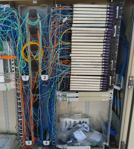 Linette_BD's tweet photo. @JoJoDS4 @Orange_France la fibre est une excellente technologie mais mise en œuvre par les opérateurs déplorable, pannes longues, répétées inacceptables, des personnes âgées sans téléphone pendant plusieurs semaines. il faut voir les armoires fibres, avec les opérateurs qui bidouillent la dedans : https://t.co/CIjyNyOLEl