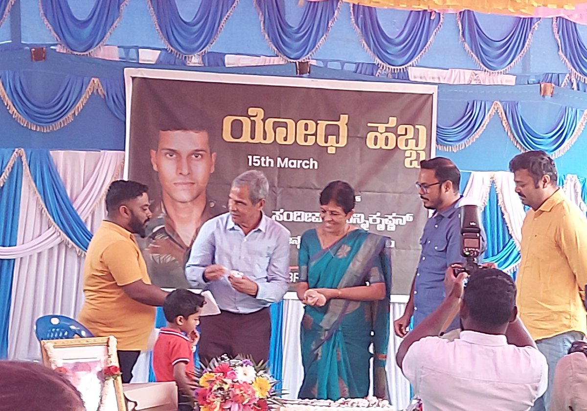 Today's birthday celebration with parents cutting cake for our Braveheart #MajorSandeepUnnikrishnan 🙏

Coursemates are indeed proud Brothers. Jai Hind 🇮🇳