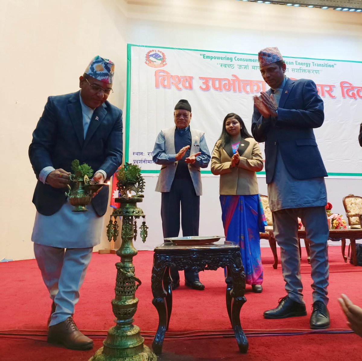 MOICS_Official's tweet photo. "स्वच्छ ऊर्जा मार्फत उपभोक्ता सशक्तीकरण" राष्ट्रिय नाराका साथ विश्व उपभोक्ता अधिकार दिवस मूल समारोह श्रीमान् सचिव मधुकुमार मरासिनीज्यूको अध्यक्षता तथा श्रीमान् मुख्यसचिव शंकरदास बैरागीज्यूको प्रमुख आतिथ्यतामा राष्ट्रिय सभागृहमा आज सम्पन्न भयो। @madhumarasini https://t.co/sbilcHqnKX