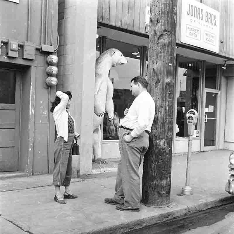 bockschroeder's tweet photo. Despite the challenges and controversies surrounding street photography,
it remains a powerful and important art form.
Photo Credit: Peter Bock-Schroeder (1913-2001)
see more | read more:
https://t.co/inqVszJz5n
#photography #streetphotography #visualindependence #photography https://t.co/00z6KEqTeo