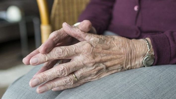 GossipRoomOff's tweet photo. 🚨 Dans la nuit du 13 au 14 février dernier, une grand-mère de 96 ans a vécu une scène ignoble et traumatisante. Un cambrioleur a fait irruption chez elle, dans son appartement situé à Clichy-la-Garenne, l'a violée et frappée avant de repartir avec les bras chargés de ses biens personnels. Le principal suspect, déjà connu de la police pour des faits de délinquance sexuelle sur mineur, a été mis en examen et placé en détention provisoire pour viol aggravé. Il encourt 20 ans de réclusion criminelle. 🚔 (via CNews)