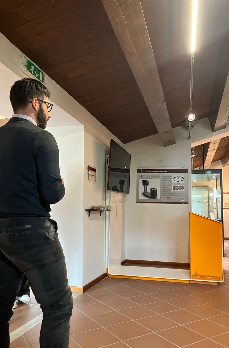 TBrettii's tweet photo. Il Museo dei Brettii e del Mare permette ai visitatori di osservare i reperti in 3D attraverso questo macchinario.  #ASOCMEDIE2223 #ASOCMEDIE @ascuoladioc @Monithon https://t.co/9qg78AoNKF