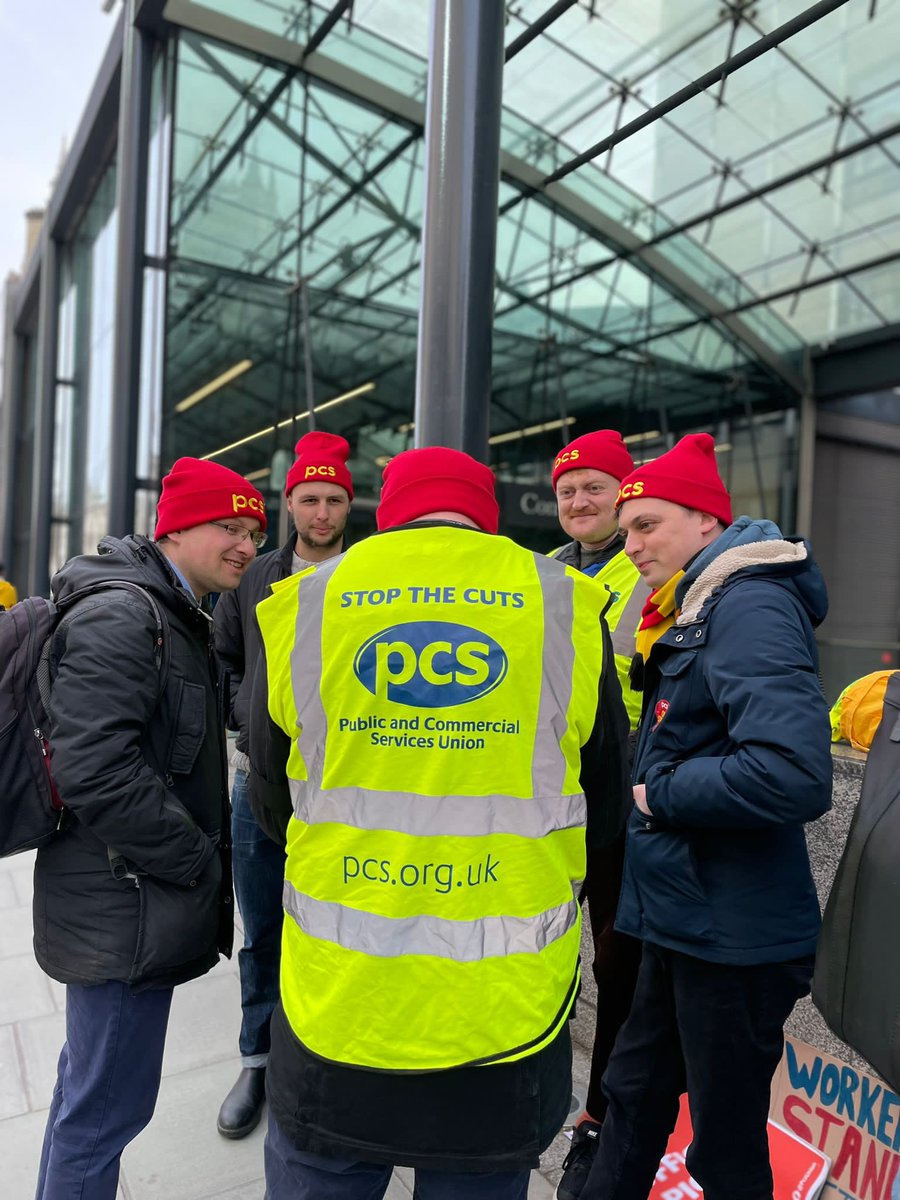 Whitehall_TU's tweet photo. Another great turnout on the picket line at 1 Victoria Street this morning #PCSonStrike #WalkoutWednesday #WorkersStandTogether https://t.co/h7wARFjlpN