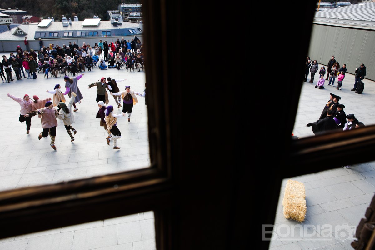 EsbartL's tweet photo. Us deixem quatre fotos molt artístiques que ens va fer ahir en @facusantana
Trobareu totes les imatges dels actes dels 30 anys de la Constitució publicades a la galeria de fotos del Bon Dia Andorra.
#constitucio #30anys #andorra
@esbartandorra
@GovernAndorra
@ConsellGeneral https://t.co/0B8EiDMzQX