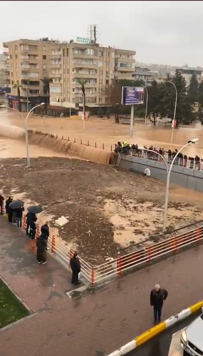 4 ay önce açtıkları, öve öve bitiremedikleri Urfa'daki Abide Kavşagı suyla doldu insanlara mezar oldu❗️