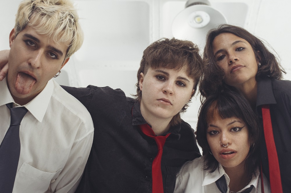 yotambiensoyind's tweet photo. La banda madrileña @amorliquidx vuelve a la carga y estrena “Marimacho”.
"Gancho pop y la frescura de un hit pese a reunir todas las virtudes sonoras y contundentes del punk".  
#novedades #estreno #nuevosingle #marimacho #poppunk 👌 #recomendamos  
👇
https://t.co/rtsTc9HPCE https://t.co/bT0gV64HA9