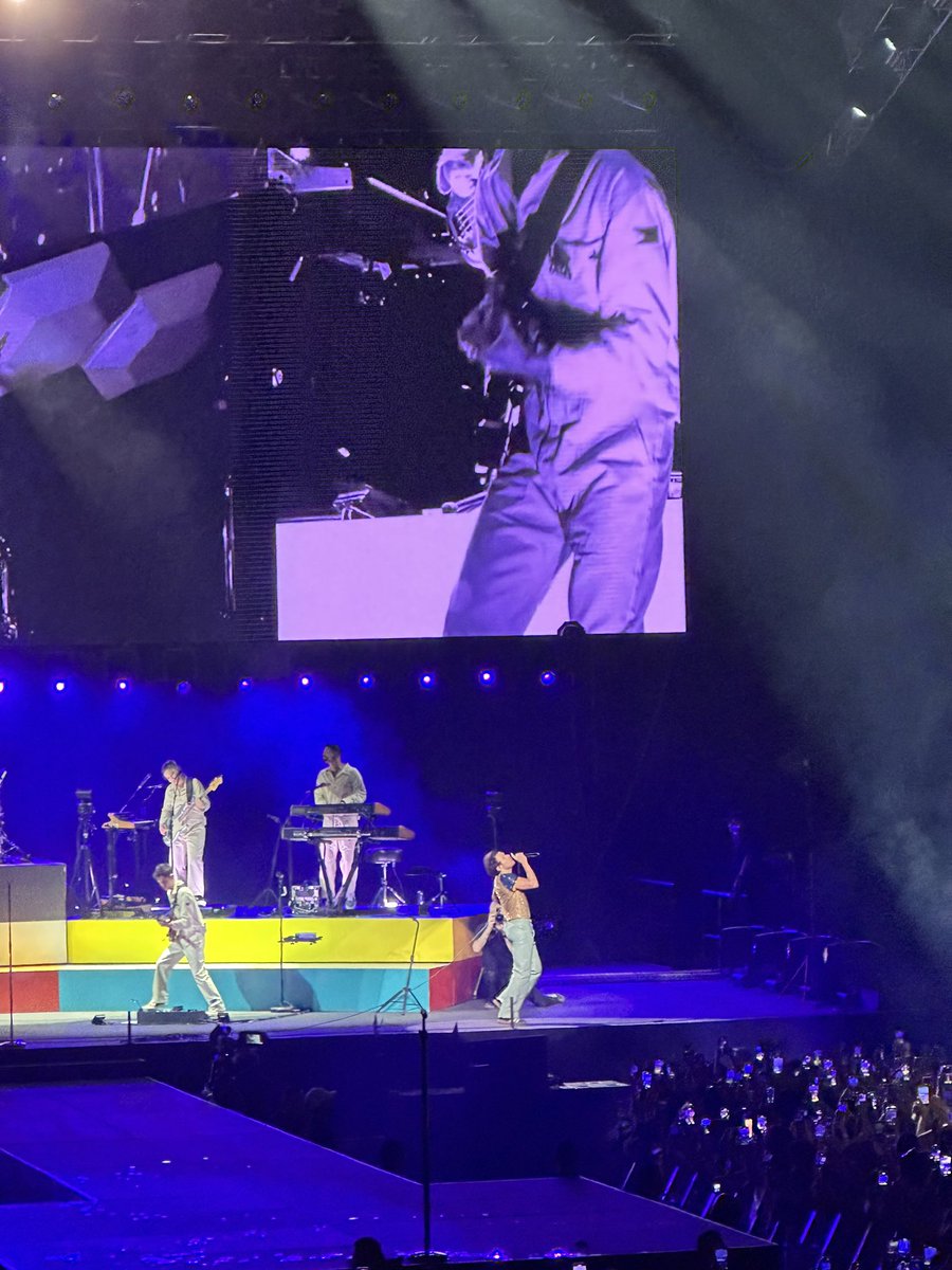 ohyesitstiff's tweet photo. Definitely one for the books. To describe @Harry_Styles performance last night as incredible would be an understatement. Man was he such a character. It was like watching a very chill friend have silly conversations with random people. https://t.co/nwCoqqvWlR