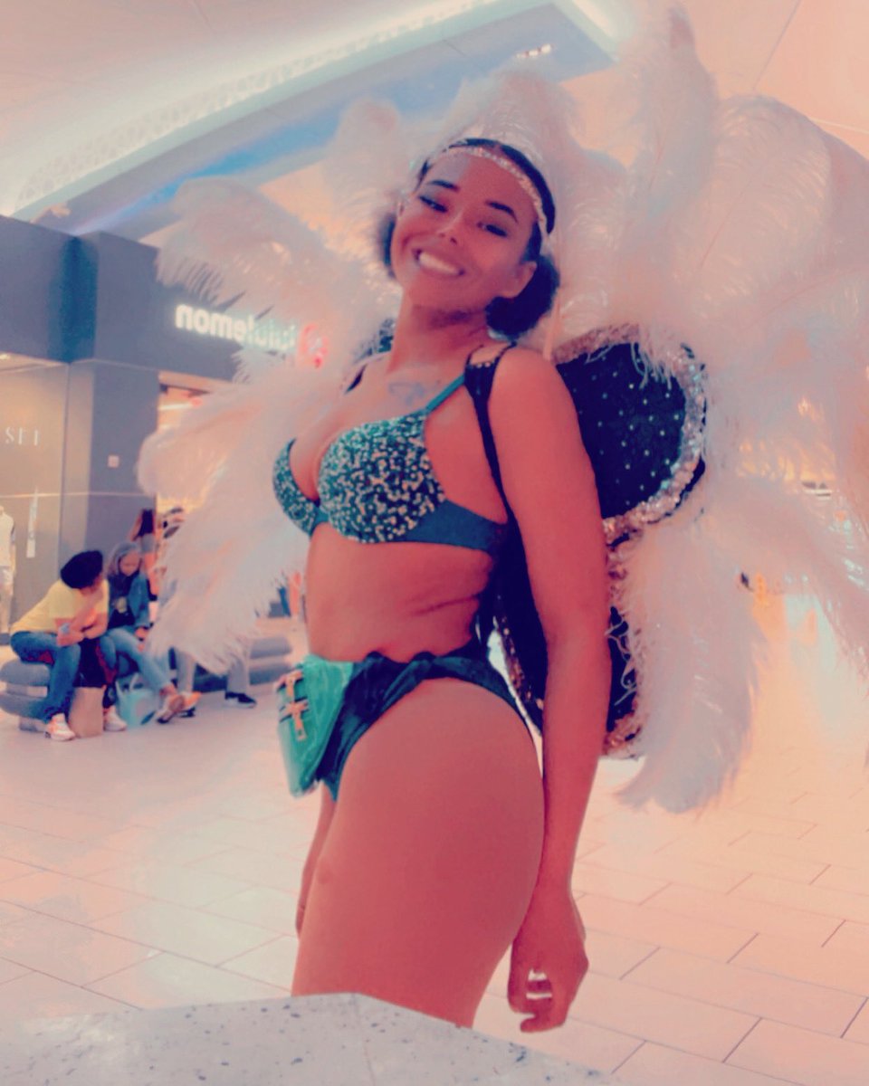 OneHighCee's tweet photo. Everything’s better with feathers  #MystiqueShowgirl #Showgirl #Green #Feathers #LasVegasStrip https://t.co/LHrIswJtwp