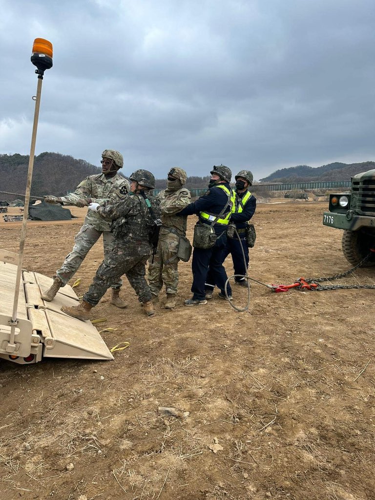 2INFDIV's tweet photo. Bravo SMC 194th DSSB has been conducting combined training with the ROKA 5th LSB Recovery this week as part of #WarriorShield. 
#AssignmentofPurpose https://t.co/3LFIMgDE4U