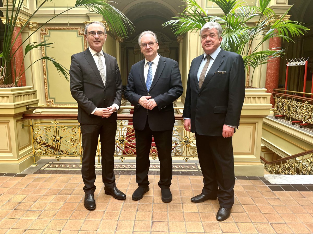 #BARMER-Chef Prof. Dr. med. Christoph Straub ist heute zu Gast in der @STK_LSA in #Magdeburg. Im Beisein von Axel Wiedemann, Landeschef der BARMER in #SachsenAnhalt, spricht er mit dem MP <a href="/reinerhaseloff/">Dr. Reiner Haseloff</a> über die Gesundheitsversorgung im Land. <a href="/sachsenanhalt/">Sachsen-Anhalt</a> <a href="/BARMER_Presse/">BARMER Presse</a>