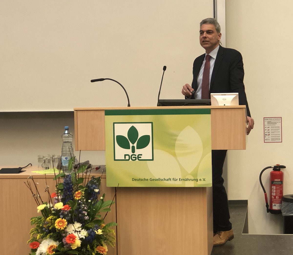 dge_wissen's tweet photo. Prof. Dr. @MatinQaim @ZEFbonn unterstreicht im Plenarvortrag auf dem 60. Wiss. Kongress #DGE23, dass der derzeitige weltweite hohe Konsum von Fleisch und tierischen Produkten nicht mit dem Ziel global nachhaltiger Entwicklung vereinbar sei. #pflanzenbasiert https://t.co/iMaYTyZqsF