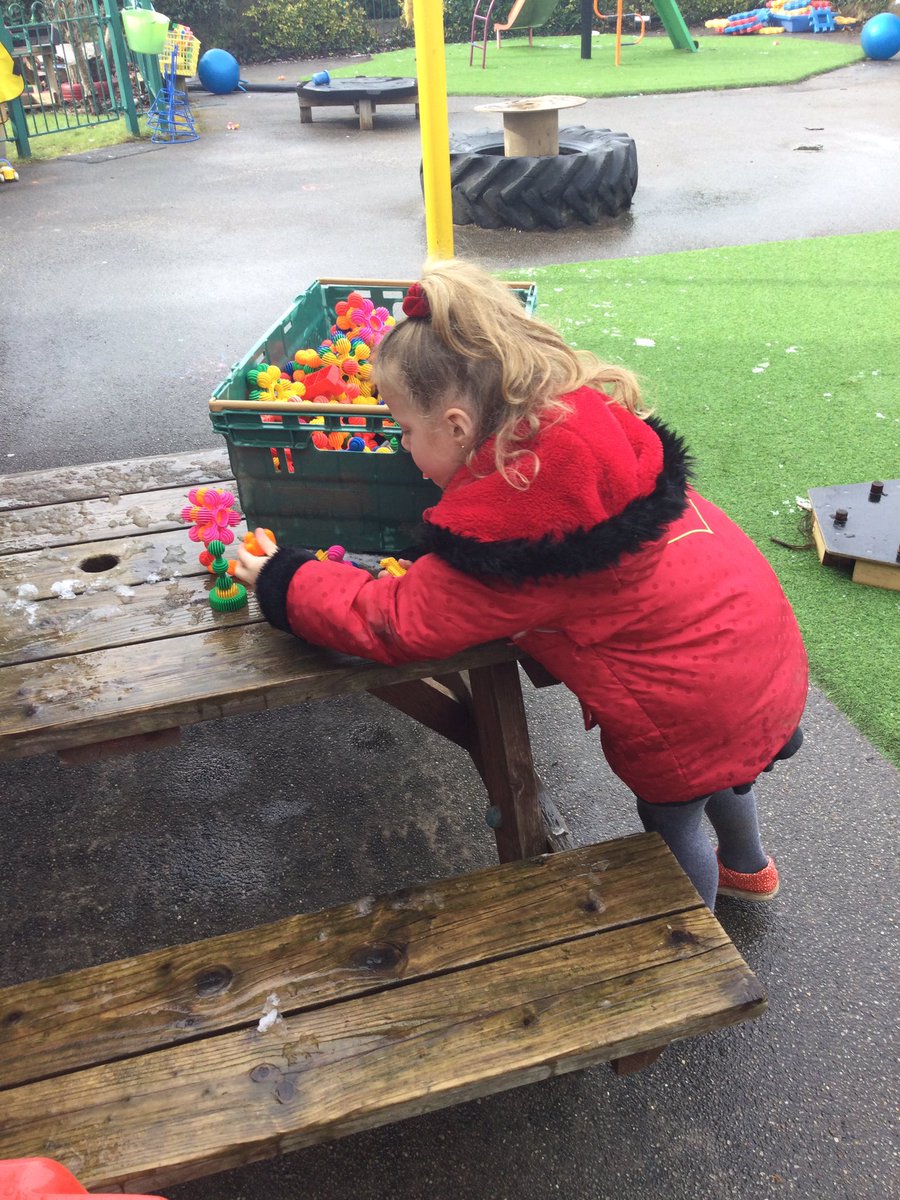 WMPrimaryF2's tweet photo. Outdoor learning. #ImaginativePlay #Investigating #DesigningAndBuilding https://t.co/pFdtHVhAiw