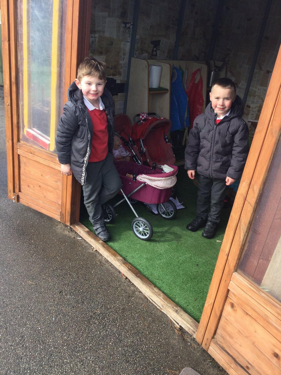 WMPrimaryF2's tweet photo. Outdoor learning. #ImaginativePlay #Investigating #DesigningAndBuilding https://t.co/pFdtHVhAiw