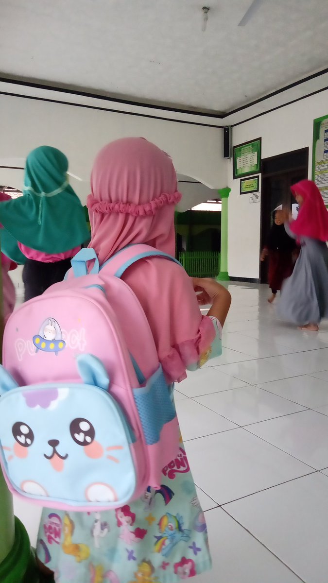 Anak anak gembira sekali disini.... Soleh sholehah nak..