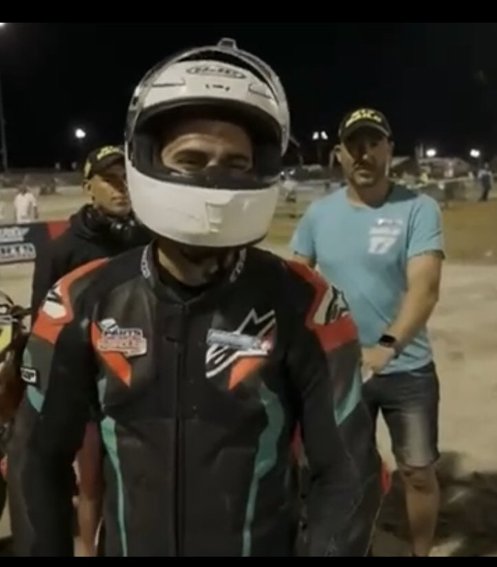 Gustavoselecta's tweet photo. @aldogp_ Compitió el piloto español Gerard Bailó.
Que es el actual campeón del mundial FMI de Flat track.
Un modalidad muy emocionante y poco conocida en España https://t.co/TgiokpPy4m
