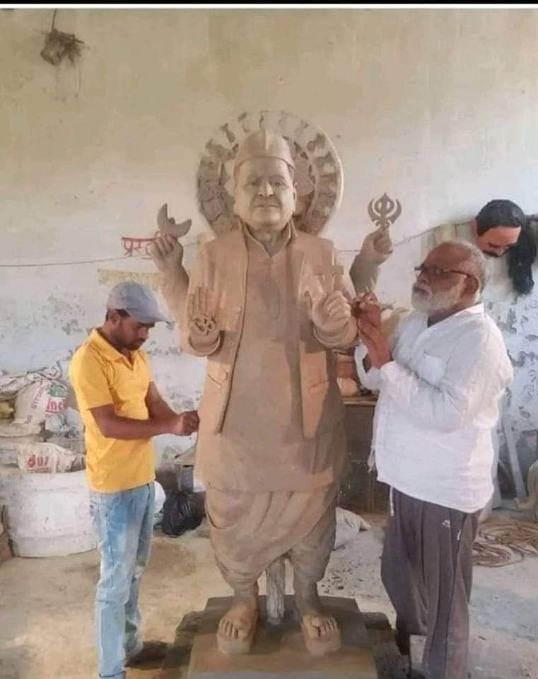 AjitPandey_up's tweet photo. अपने जीवन में किसी भी मूल्य का सहारा लेने या देने में मुलायम सिंह यादव खासे मशहूर रहे हैं।लेकिन ��ह मूर्ति इतनी बड़ी ��ो हरगिज नहीं है कि इसके दो पैरों के बीच कोई खंभा भी लगा दिया जाए। हां, कोई दीगर वजह हो, तो अलग बात है। लेकिन स्थिति तो स्पष्ट ही होनी ही चाहिए। https://t.co/V7hYxsMB76