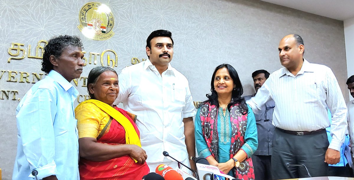 MMathiventhan's tweet photo. #TNSecretariat #NamakkalKavingarMaaligai முதுமலை யானை ரகு பற்றிய "The Elephant Whisperers" ஆவண குறும்படம் ஆஸ்கார் விருது வென்றுள்ளதை தொடர்ந்து, அனைத்து யானைப் பாகன்கள் மற்றும் உதவியாளர்களை சிறப்பிக்கும் வகையில், வனத்துறையில் பணியாற்றி வரும் 91 யானை பாகன்கள் மற்றும் உதவியாளர்களுக்கு தலா ஒரு இலட்சம் வழங்க மாண்புமிகு தமிழ்நாடு முதலமைச்சர் அவர்கள் உத்தரவு பிறப்பித்தார். அந்த சிறப்பு ஊக்கத் தொகையை, தலைமைச் செயலகம் நாமக்கல் கவிஞர் மாளிகையில் இன்று வழங்கி சிறப்பித்தோம். மேலும், அவர்கள் அனைவருக்கும் தலா பத்து இலட்சம் ரூபாய் மதிப்பீட்டில் வீடுகள் கட்டித் தரவும் உத்தரவிட்டுள்ளார் என்பது குறிப்பித்தக்கதாகும். உடன் அரசின் கூடுதல் தலைமைச் செயலாளர் திருமதி. சுப்ரியா சாகு அவர்களும், வனத்துறை அதிகாரிகளும், பொம்மன், பெல்லி உள்ளிட்ட பாகன்களும் கலந்து கொண்டு சிறப்பித்தனர். நன்றி 🙏