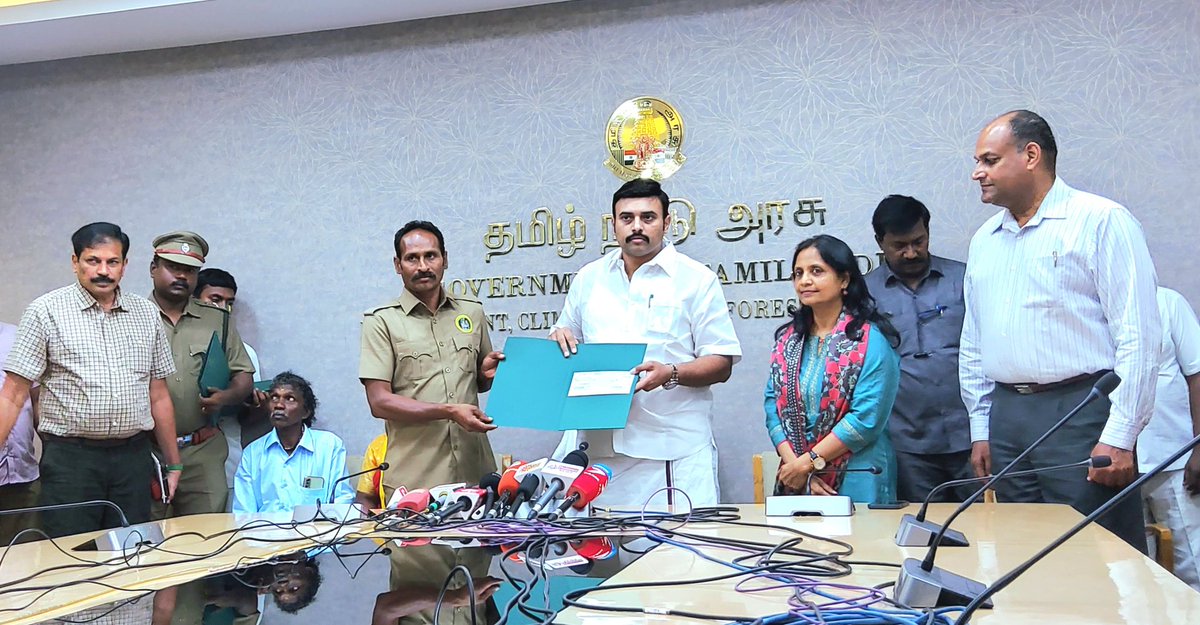MMathiventhan's tweet photo. #TNSecretariat #NamakkalKavingarMaaligai முதுமலை யானை ரகு பற்றிய "The Elephant Whisperers" ஆவண குறும்படம் ஆஸ்கார் விருது வென்றுள்ளதை தொடர்ந்து, அனைத்து யானைப் பாகன்கள் மற்றும் உதவியாளர்களை சிறப்பிக்கும் வகையில், வனத்துறையில் பணியாற்றி வரும் 91 யானை பாகன்கள் மற்றும் உதவியாளர்களுக்கு தலா ஒரு இலட்சம் வழங்க மாண்புமிகு தமிழ்நாடு முதலமைச்சர் அவர்கள் உத்தரவு பிறப்பித்தார். அந்த சிறப்பு ஊக்கத் தொகையை, தலைமைச் செயலகம் நாமக்கல் கவிஞர் மாளிகையில் இன்று வழங்கி சிறப்பித்தோம். மேலும், அவர்கள் அனைவருக்கும் தலா பத்து இலட்சம் ரூபாய் மதிப்பீட்டில் வீடுகள் கட்டித் தரவும் உத்தரவிட்டுள்ளார் என்பது குறிப்பித்தக்கதாகும். உடன் அரசின் கூடுதல் தலைமைச் செயலாளர் திருமதி. சுப்ரியா சாகு அவர்களும், வனத்துறை அதிகாரிகளும், பொம்மன், பெல்லி உள்ளிட்ட பாகன்களும் கலந்து கொண்டு சிறப்பித்தனர். நன்றி 🙏