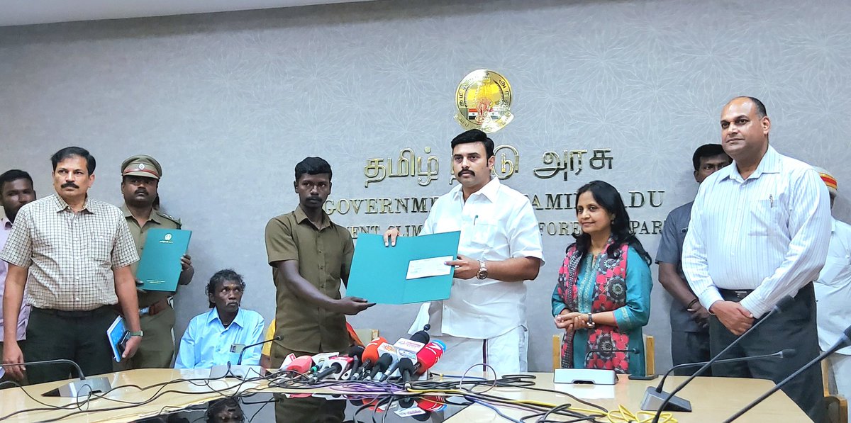 MMathiventhan's tweet photo. #TNSecretariat #NamakkalKavingarMaaligai முதுமலை யானை ரகு பற்றிய "The Elephant Whisperers" ஆவண குறும்படம் ஆஸ்கார் விருது வென்றுள்ளதை தொடர்ந்து, அனைத்து யானைப் பாகன்கள் மற்றும் உதவியாளர்களை சிறப்பிக்கும் வகையில், வனத்துறையில் பணியாற்றி வரும் 91 யானை பாகன்கள் மற்றும் உதவியாளர்களுக்கு தலா ஒரு இலட்சம் வழங்க மாண்புமிகு தமிழ்நாடு முதலமைச்சர் அவர்கள் உத்தரவு பிறப்பித்தார். அந்த சிறப்பு ஊக்கத் தொகையை, தலைமைச் செயலகம் நாமக்கல் கவிஞர் மாளிகையில் இன்று வழங்கி சிறப்பித்தோம். மேலும், அவர்கள் அனைவருக்கும் தலா பத்து இலட்சம் ரூபாய் மதிப்பீட்டில் வீடுகள் கட்டித் தரவும் உத்தரவிட்டுள்ளார் என்பது குறிப்பித்தக்கதாகும். உடன் அரசின் கூடுதல் தலைமைச் செயலாளர் திருமதி. சுப்ரியா சாகு அவர்களும், வனத்துறை அதிகாரிகளும், பொம்மன், பெல்லி உள்ளிட்ட பாகன்களும் கலந்து கொண்டு சிறப்பித்தனர். நன்றி 🙏