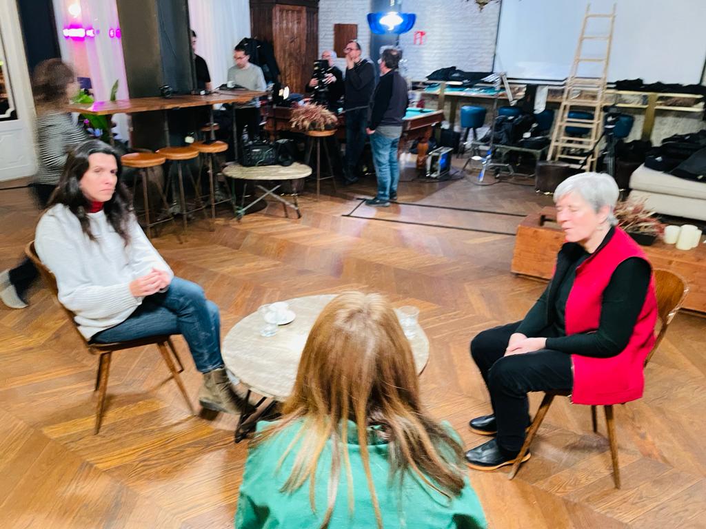 Canal 33 (@canal_33) on Twitter photo A punt per estrenar la nova temporada de "Tot el temps del món"! Demà, no us perdeu la conversa d'<a href="/annaguife/">Anna Guitart</a> amb les traductores <a href="/CarlotaGurt/">La Gurt</a> i Dolors Udina <a href="/destret/">dolors udina</a> sobre Virginia Woolf i els seus diaris.
#TotElTemps33, 📺dijous a les 22.50 📱🖥💻 tv3/tot-el-temps-del-mon/ A punt per estrenar la nova temporada de "Tot el temps del món"! Demà, no us perdeu la conversa d'<a href="/annaguife/">Anna Guitart</a> amb les traductores <a href="/CarlotaGurt/">La Gurt</a> i Dolors Udina <a href="/destret/">dolors udina</a> sobre Virginia Woolf i els seus diaris.
#TotElTemps33, 📺dijous a les 22.50 📱🖥💻 tv3/tot-el-temps-del-mon/
