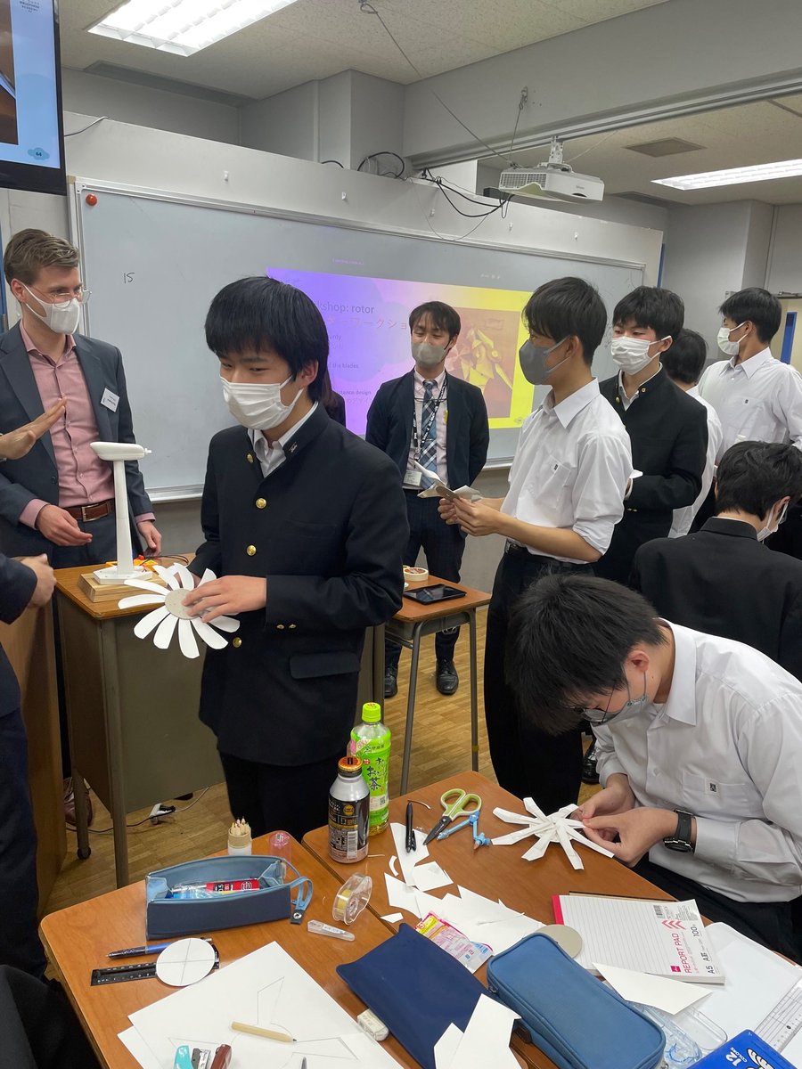 OrandainJapan's tweet photo. オランダ大使館はDOBアカデミーと提携した新プロジェクトをスタートさせました‼️若い世代に #再生可能エネルギー に対する意識を高めてもらうことを目的に、DOBチームは日本の高校3校を訪問し、再生可能エネルギーや #風力発電 に関するワークショップを開催します✨

 #サステナビリティ #NLinJapan https://t.co/vLM2EWFBvv