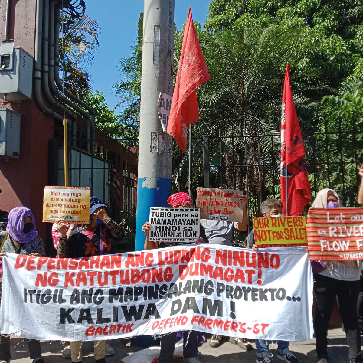 katribu_natl's tweet photo. ICYMI | Various organizations against the Kaliwa-Kanan-Laiban Dams held a protest in front of the House of Representatives yesterday, as part of the International Day of Action for Rivers, and Large Dams. 

#LetOurRiversFlow 
#NoToLargeDams 
#NoToKaliwaDam https://t.co/ySR7zgIZcX