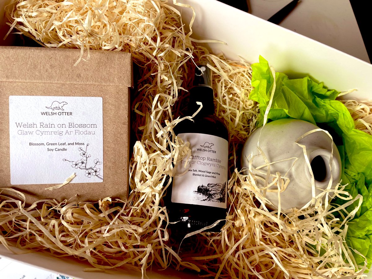 catchpole75's tweet photo. What lovely birthday surprise from @tarquinlyyours &amp; F.P &amp; the Ted Bundy of the cat world via @WelshOtter &amp; all smells amazing to boot! The Otter tissue paper is so cute! #notapaidpromotion 🏴󠁧󠁢󠁷󠁬󠁳󠁿 🦦 https://t.co/rcIqd97mQf