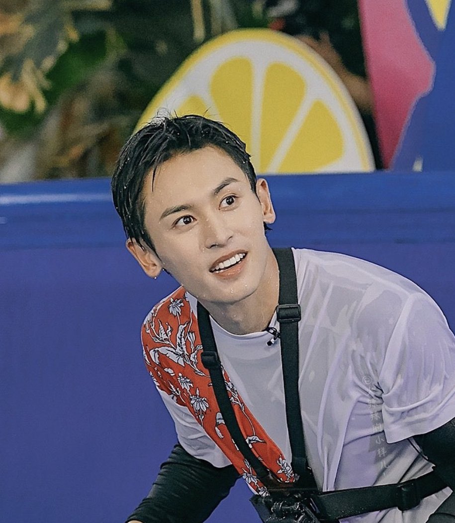 HopeSuper3's tweet photo. More photos of Zhehan with wet hair 🥰❤️‍🔥🌸

#zhangzhehan https://t.co/4o6SjKKupB