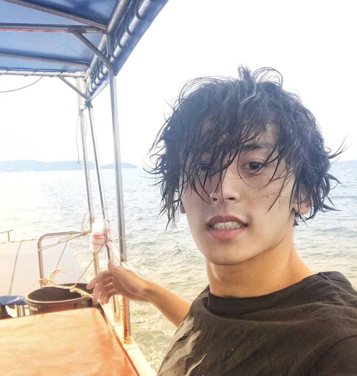 HopeSuper3's tweet photo. More photos of Zhehan with wet hair 🥰❤️‍🔥🌸

#zhangzhehan https://t.co/4o6SjKKupB
