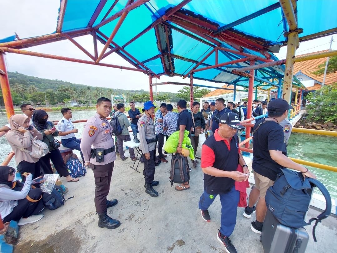PolairJateng's tweet photo. KP IX 2008 

Melaksankan giat Pamtur terhadap pengguna jasa KMC Ekpres bahari bersama intansi terkait di Pelabuhan Penumpang Karimunjawa Jepara  guna menciptan situasi giat aman lancar dan kondusif.

KOMANDAN KP IX 2008
AIPDA JEMIYO # https://t.co/MbDLlEUZCB