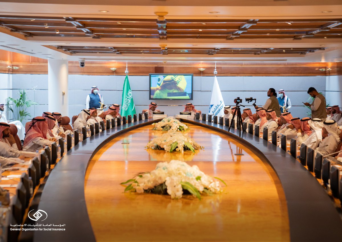 SaudiGOSI's tweet photo. معالي محافظ #التأمينات_الاجتماعية يستكمل اللقاءات مع ممثلي القطاع الخاص ويلتقي برجال وسيدات الأعمال في #غرفة_الشرقية للحديث حول: استراتيجية المؤسسة ومبادرة #المخالفات_الصفرية.

🔗|https://t.co/XQZw950zii

#GOSI https://t.co/DUxoEUlRWy