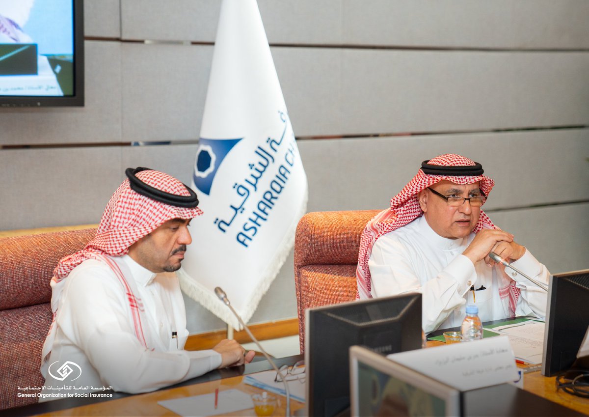 SaudiGOSI's tweet photo. معالي محافظ #التأمينات_الاجتماعية يستكمل اللقاءات مع ممثلي القطاع الخاص ويلتقي برجال وسيدات الأعمال في #غرفة_الشرقية للحديث حول: استراتيجية المؤسسة ومبادرة #المخالفات_الصفرية.

🔗|https://t.co/XQZw950zii

#GOSI https://t.co/DUxoEUlRWy