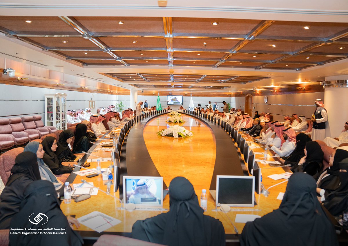 SaudiGOSI's tweet photo. معالي محافظ #التأمينات_الاجتماعية يستكمل اللقاءات مع ممثلي القطاع الخاص ويلتقي برجال وسيدات الأعمال في #غرفة_الشرقية للحديث حول: استراتيجية المؤسسة ومبادرة #المخالفات_الصفرية.

🔗|https://t.co/XQZw950zii

#GOSI https://t.co/DUxoEUlRWy