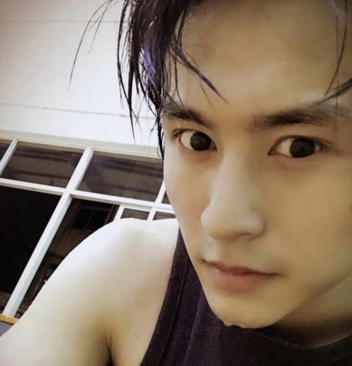 HopeSuper3's tweet photo. Zhehan with wet hair is very cute and sexy 🥰❤️‍🔥🌶️❤️

#Zhangzhehan https://t.co/qd2qQxFlh1